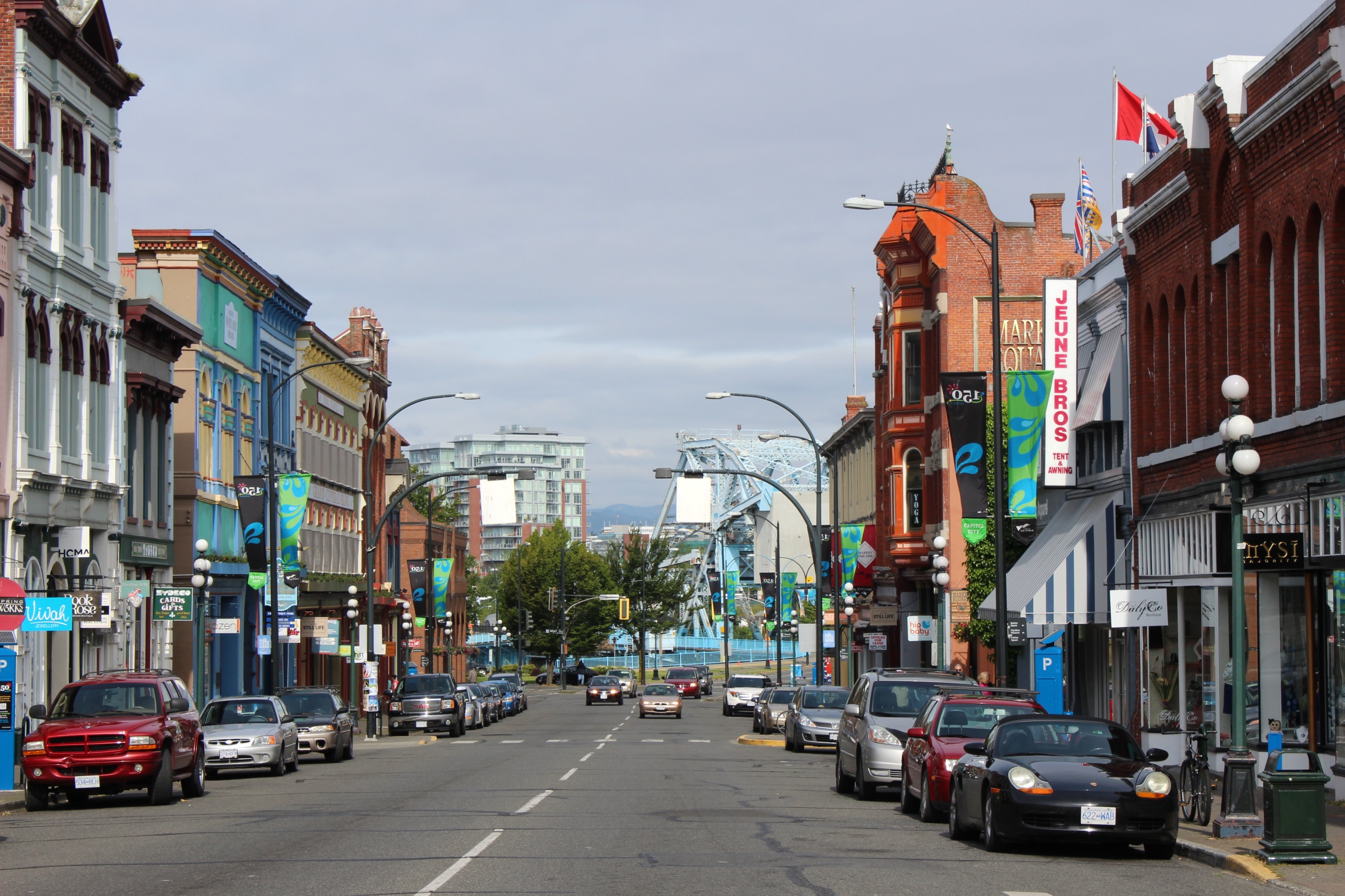 Victoria street toward the bridge